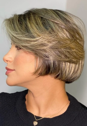 টেক্সচারড শর্ট লেয়ারড বব (Textured Short Layered Bob)
